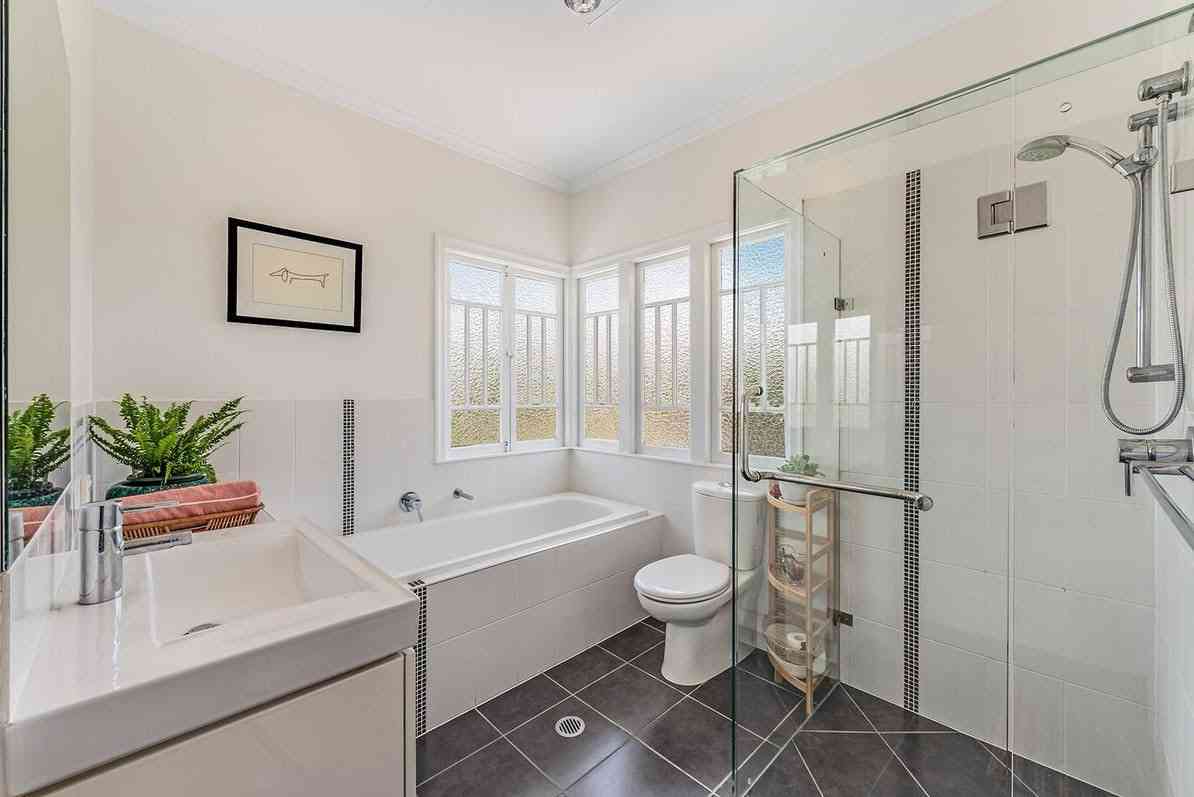 Modern bathroom in Melbourne freshly painted with bright white walls and bathtub finish.