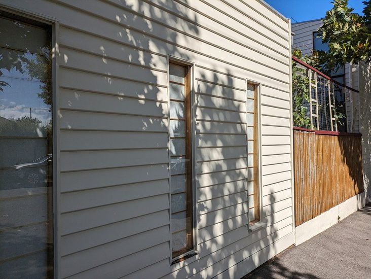 Exterior painting Hampton – house facade and fence repainted by Newline Painting