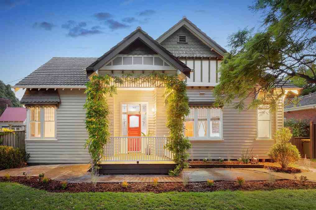 Exterior painting Preston – house facade and fence repainted by Newline Painting