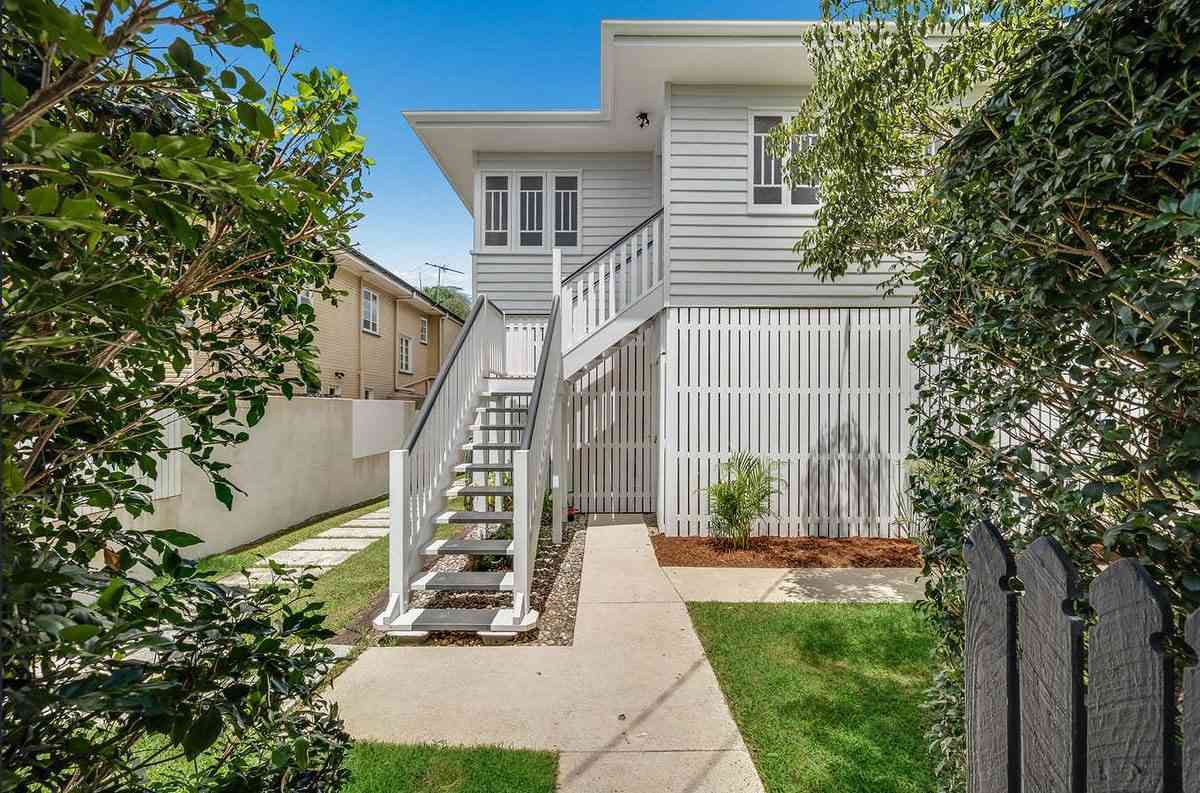 Exterior painting Collingwood – house facade and fence repainted by Newline Painting