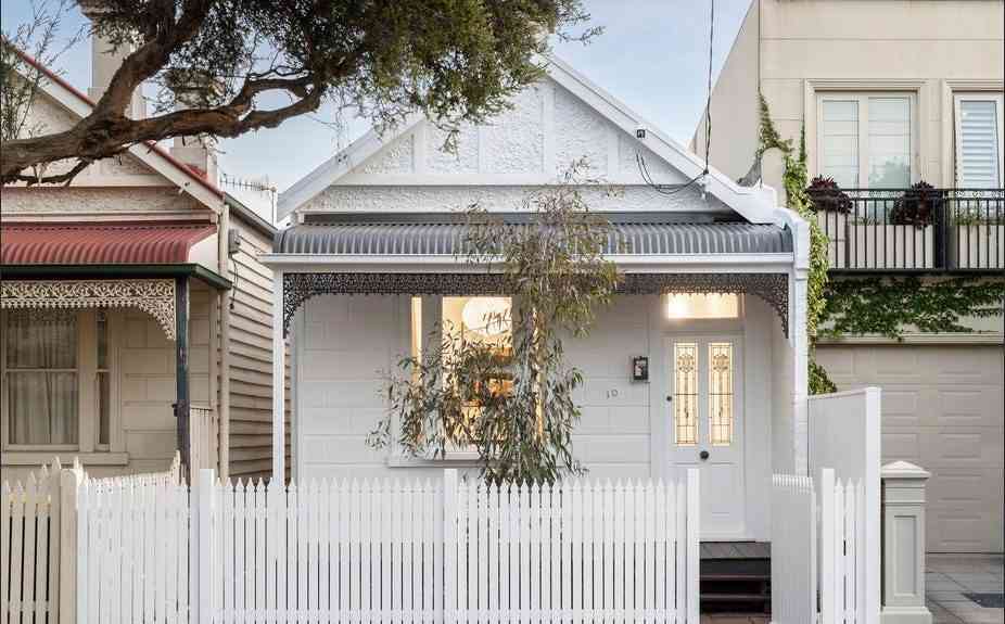 Exterior painting Toorak – house facade and fence repainted by Newline Painting